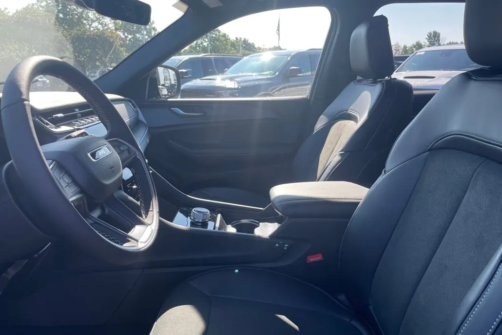 2025 Jeep Grand Cherokee Altitude photo 1