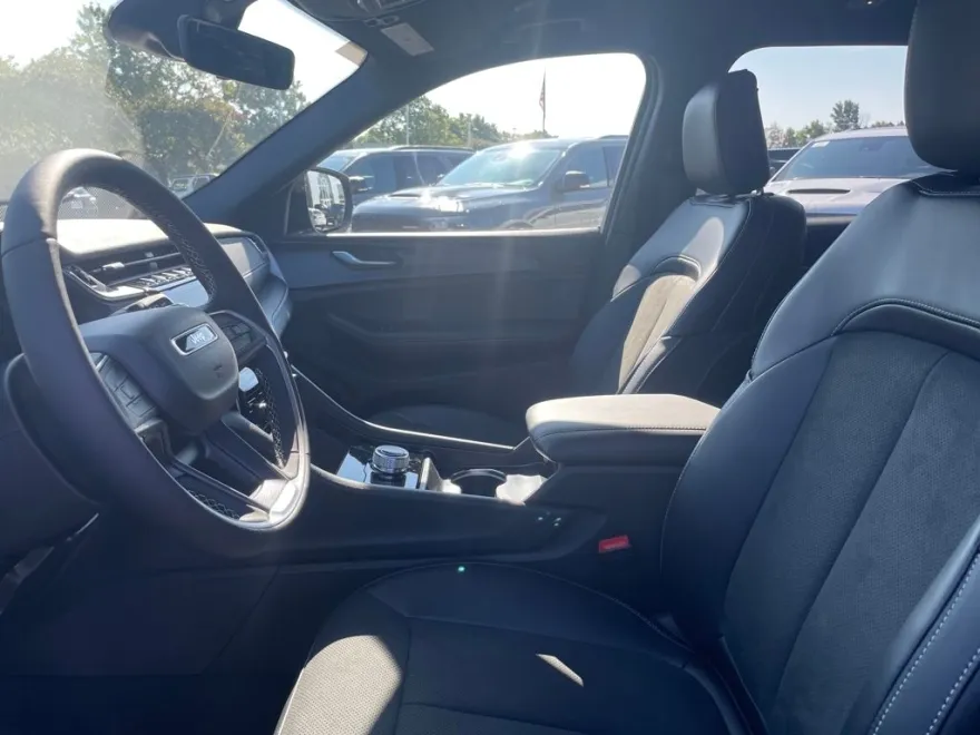 2025 Jeep Grand Cherokee Altitude photo 1