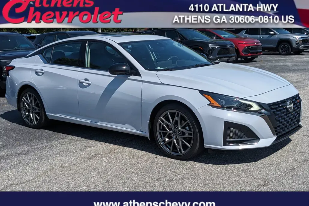 2023 Nissan Altima SR photo 1