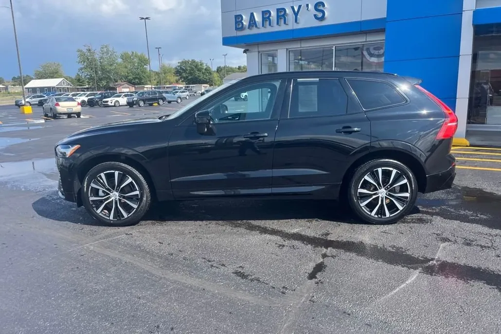 2023 Volvo XC60 Plus photo 1