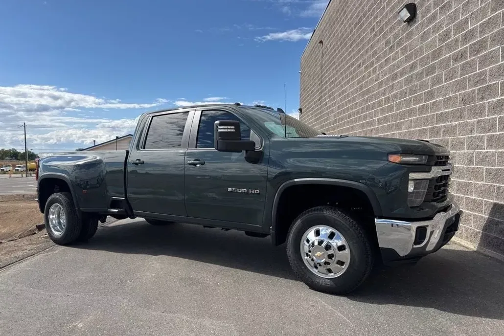 2026 Chevrolet Silverado 3500HD LT photo 1