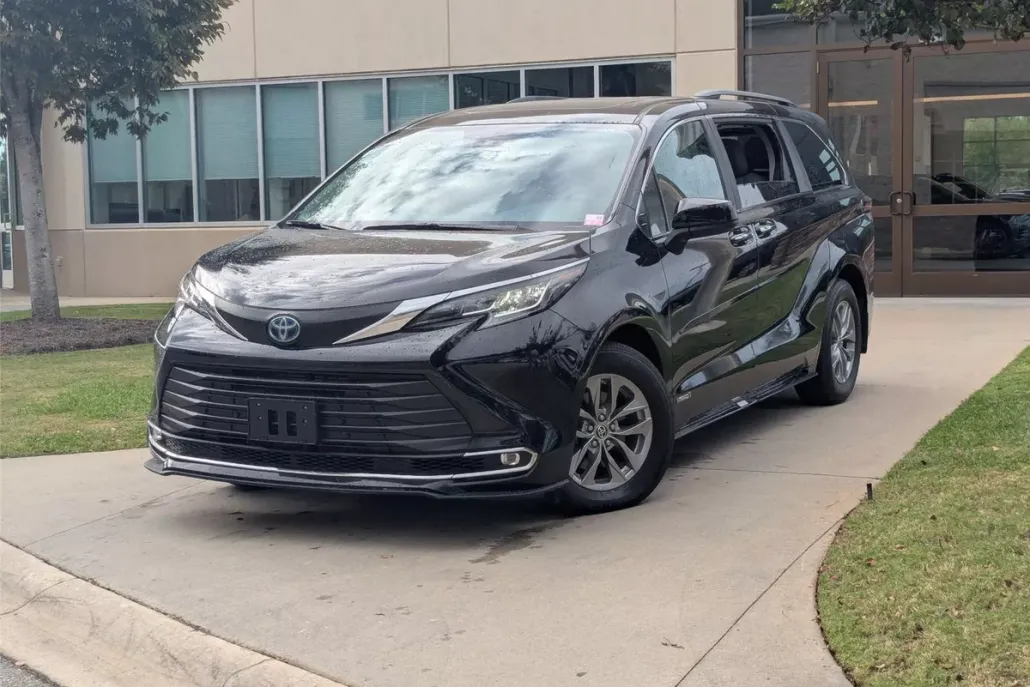 2021 Toyota Sienna XLE photo 1