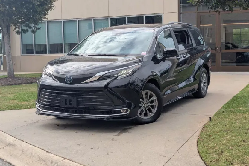 2021 Toyota Sienna XLE photo 1