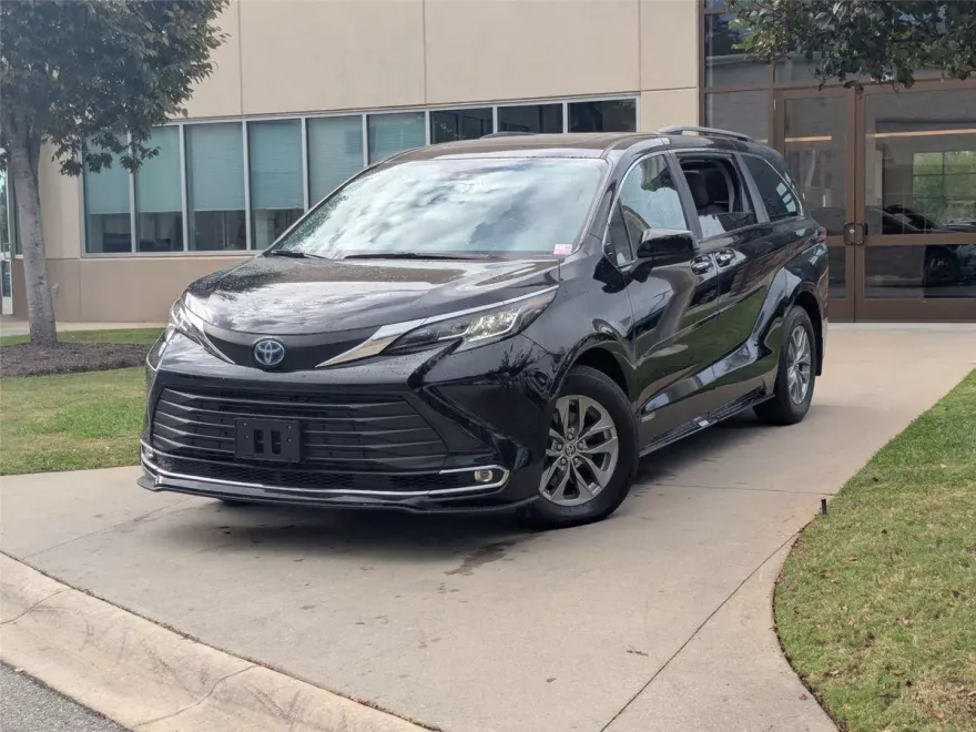 2021 Toyota Sienna XLE photo 1