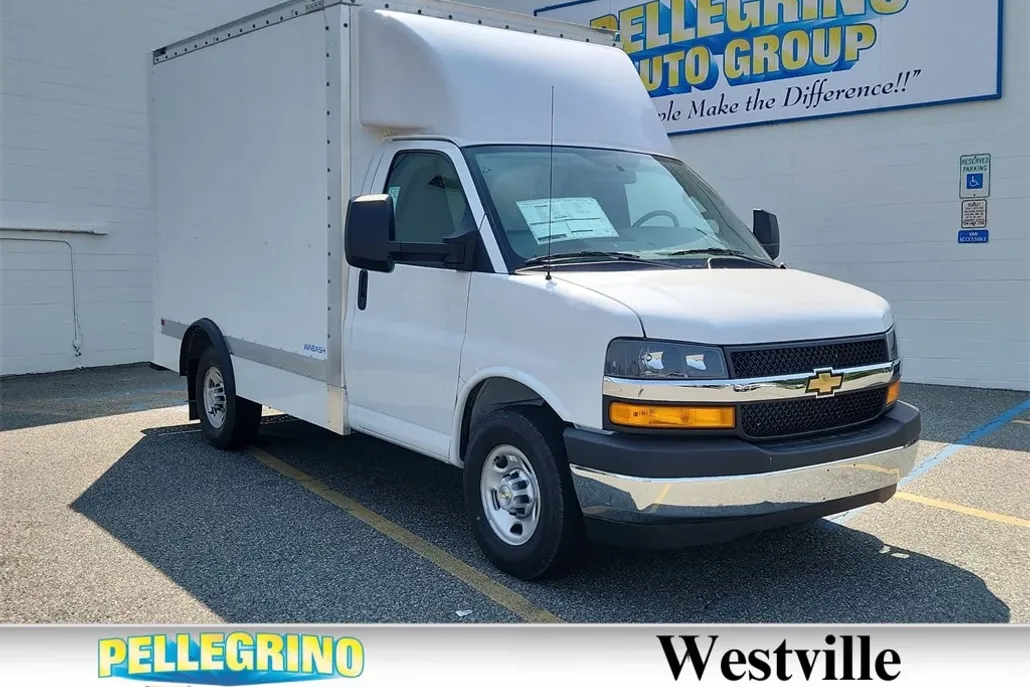 2025 Chevrolet Express Cutaway 3500 photo 1