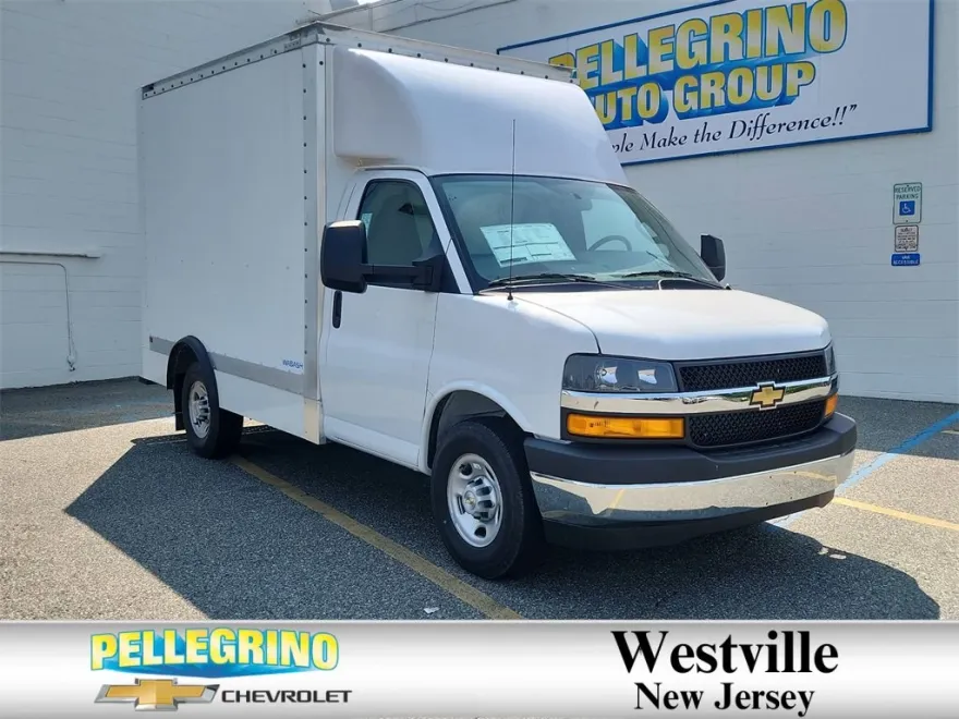 2025 Chevrolet Express Cutaway 3500 photo 1