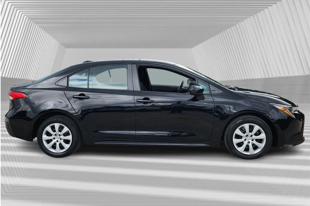 2023 Toyota Corolla LE photo 1