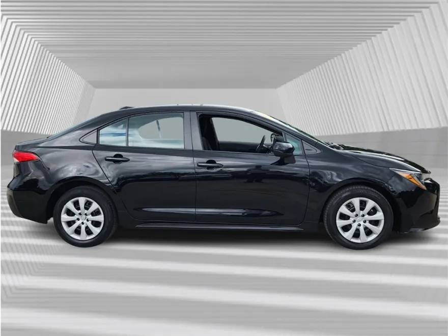 2023 Toyota Corolla LE photo 1