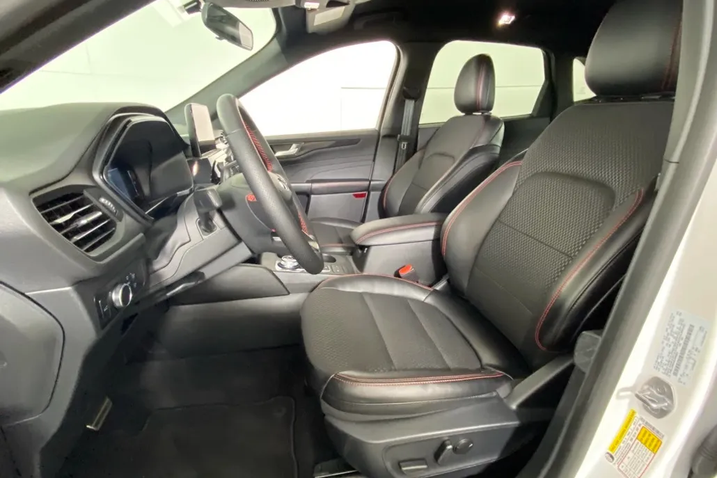 2024 Ford Escape ST-Line photo 1