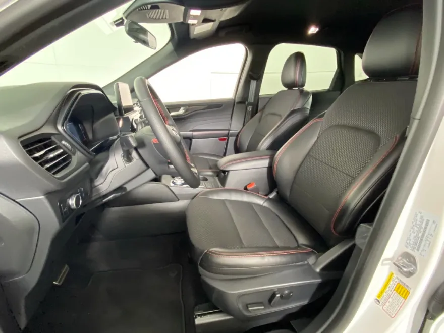2024 Ford Escape ST-Line photo 1