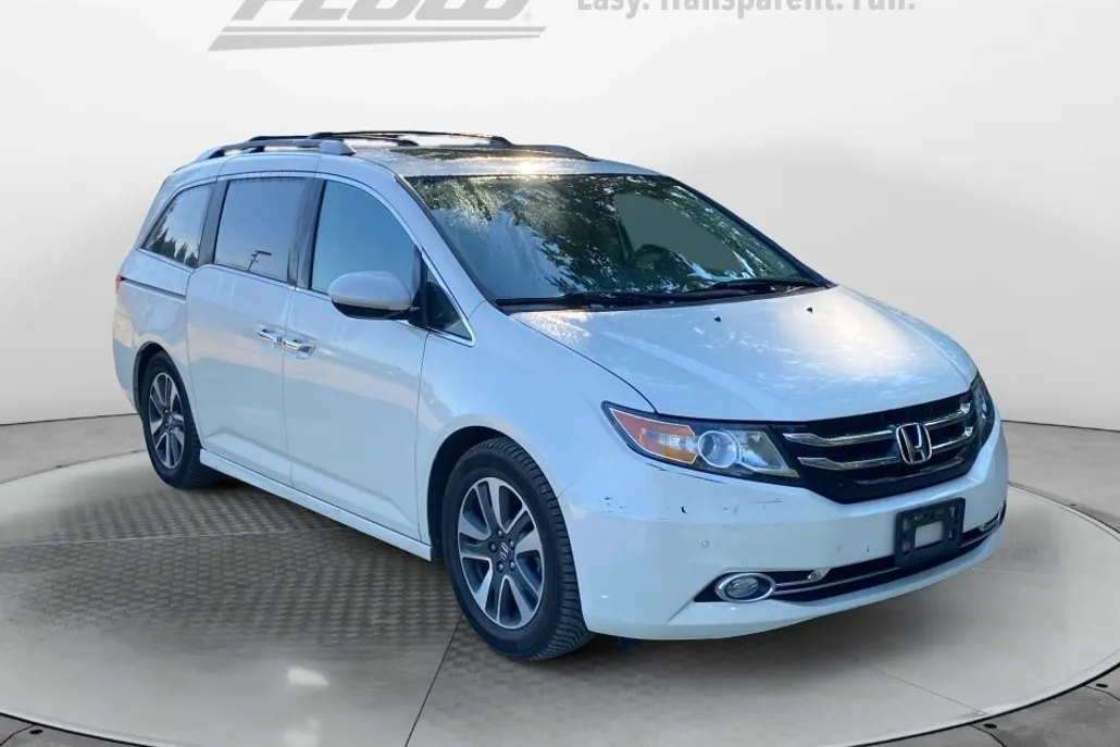 2016 Honda Odyssey Touring photo 1
