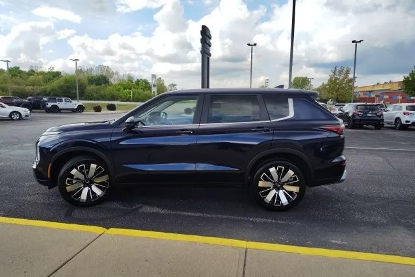 2025 Mitsubishi Outlander SE photo 1