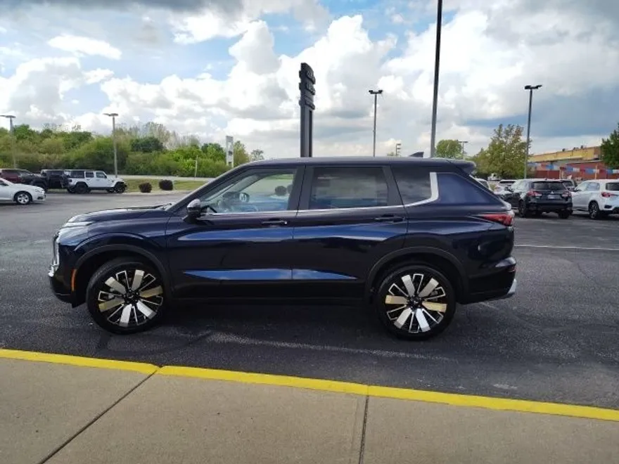 2025 Mitsubishi Outlander SE photo 1