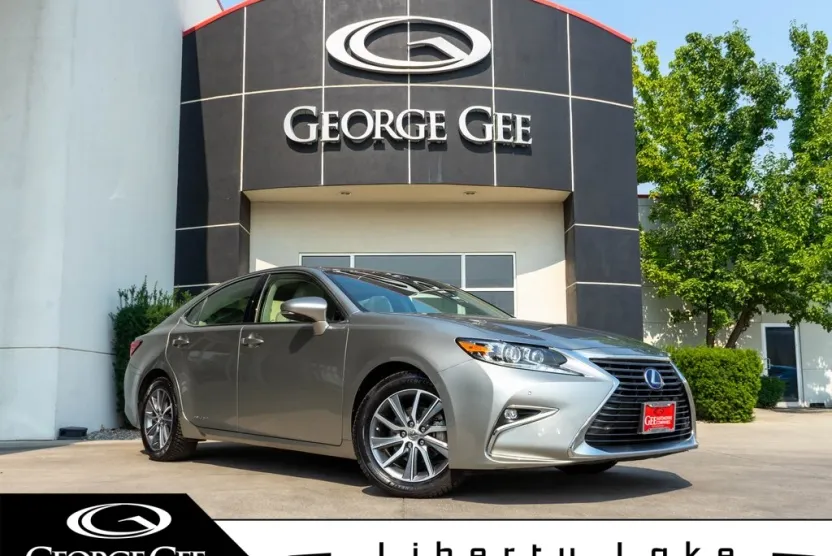 2017 Lexus ES 300h photo 1