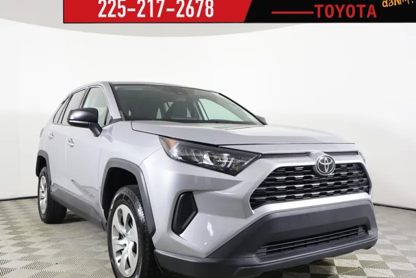 2022 Toyota RAV4 LE photo 1