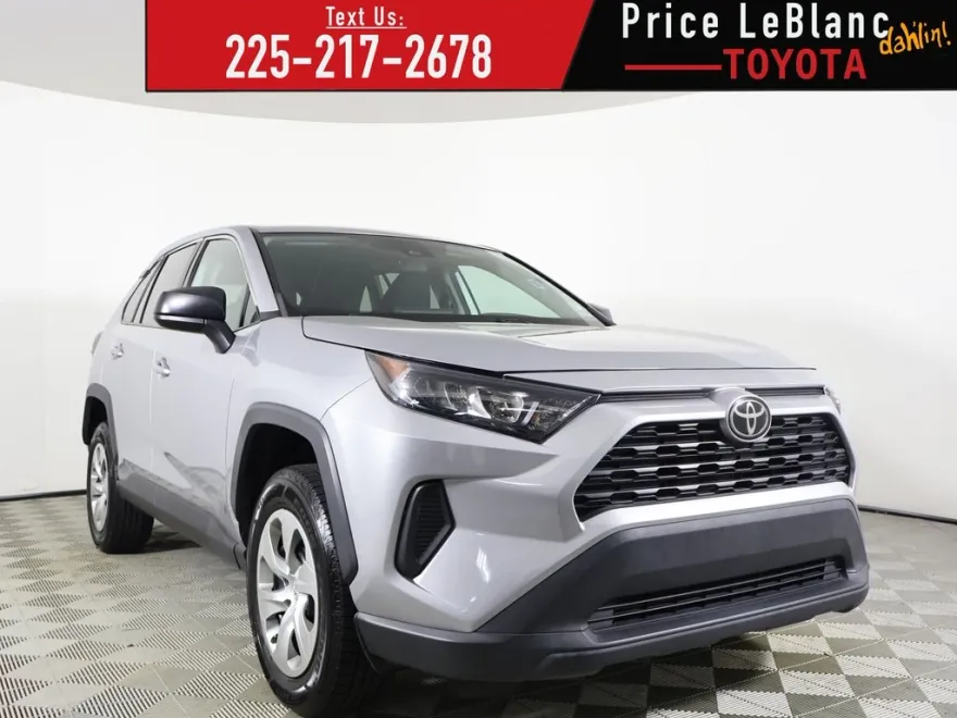 2022 Toyota RAV4 LE photo 1