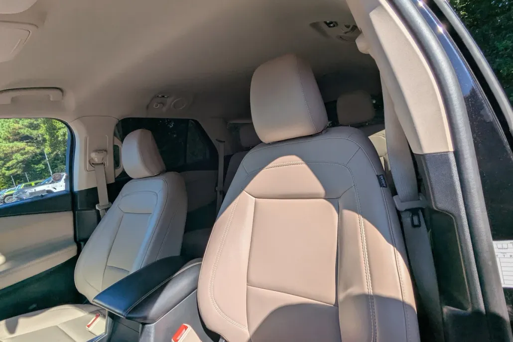 2023 Ford Explorer XLT photo 1