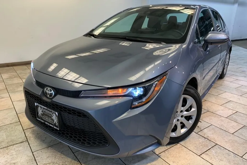 2022 Toyota Corolla LE photo 1