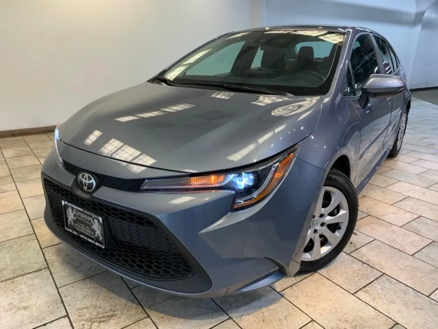 2022 Toyota Corolla LE photo 1