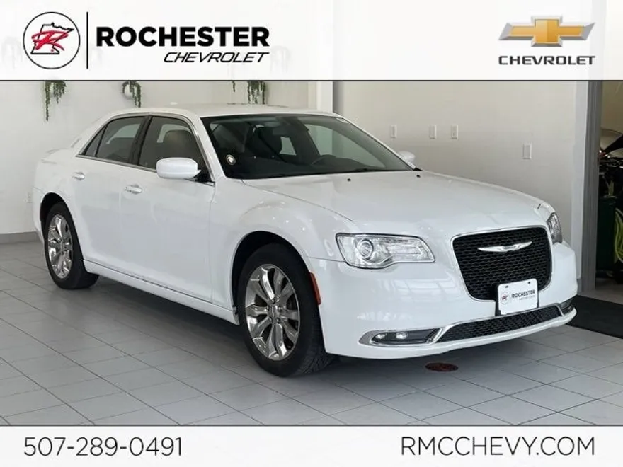 2020 Chrysler 300 Touring photo 1