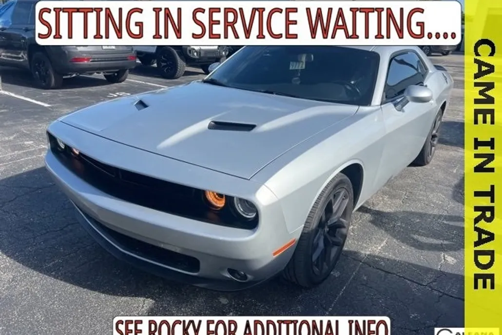 2022 Dodge Challenger SXT photo 1