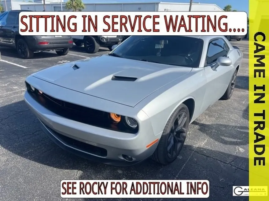 2022 Dodge Challenger SXT photo 1