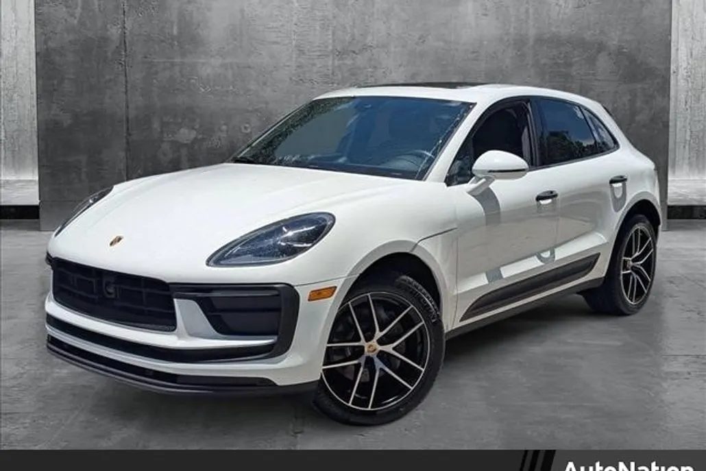 2023 Porsche Macan T photo 1