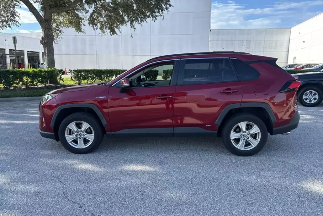 2020 Toyota RAV4 Hybrid XLE photo 1