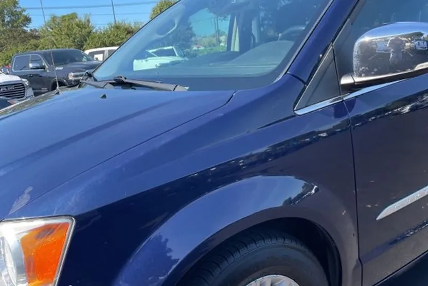2015 Chrysler Town & Country Limited Platinum photo 1