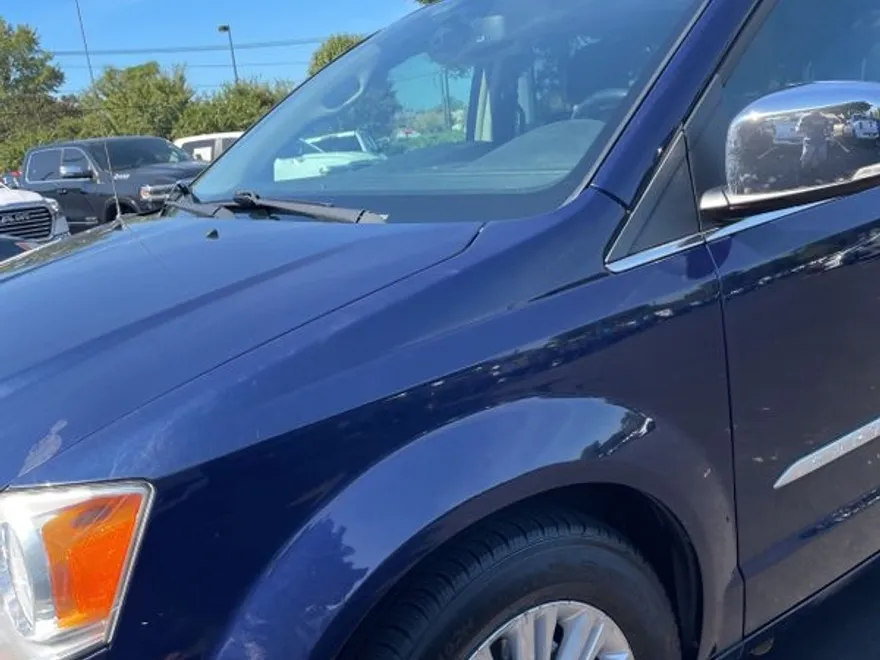 2015 Chrysler Town & Country Limited Platinum photo 1
