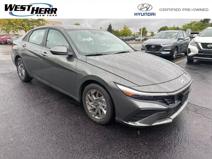 2024 Hyundai Elantra SEL photo 1