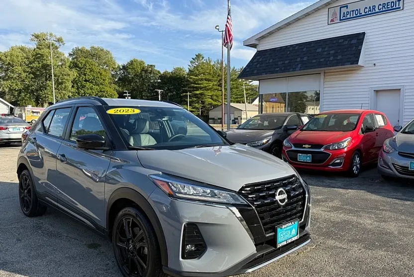2023 Nissan Kicks SR photo 1