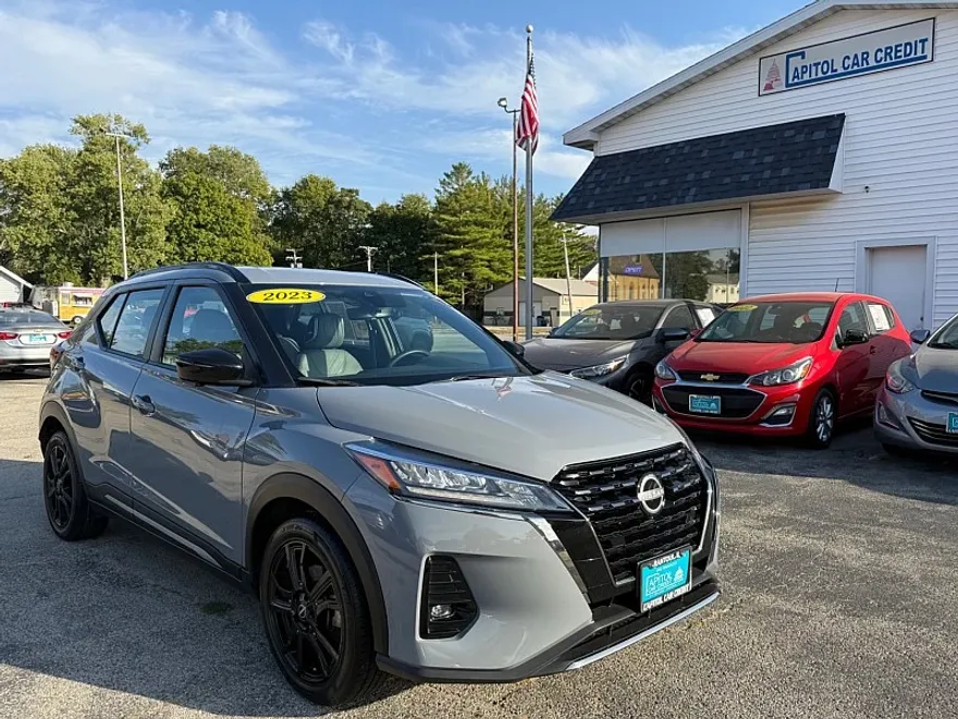 2023 Nissan Kicks SR photo 1