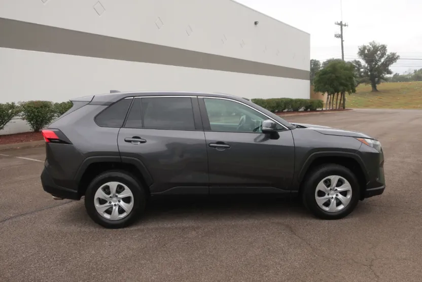 2023 Toyota RAV4 LE photo 1