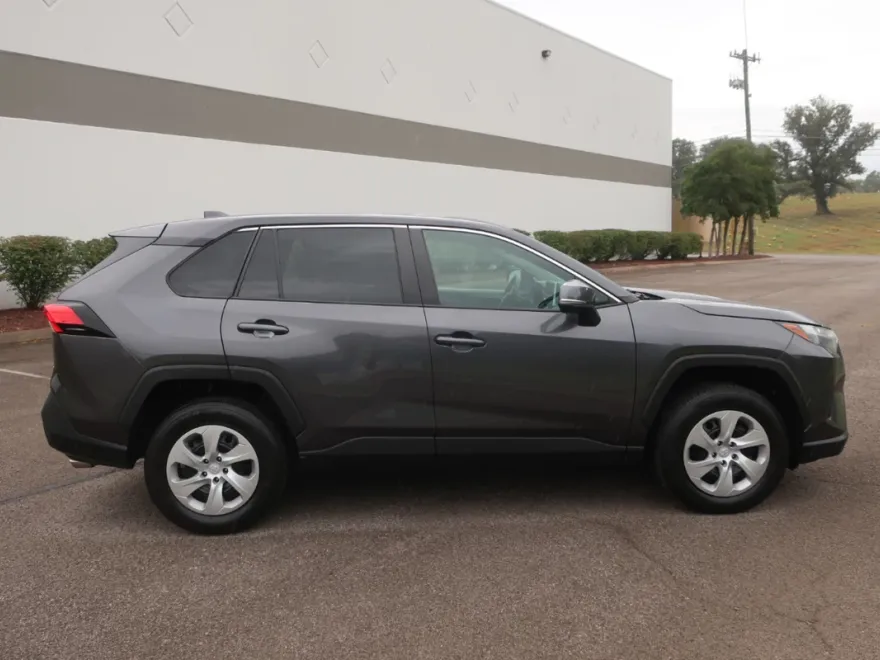 2023 Toyota RAV4 LE photo 1