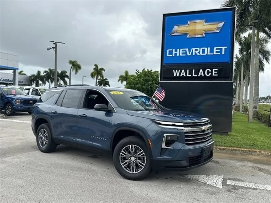 2025 Chevrolet Traverse photo 1