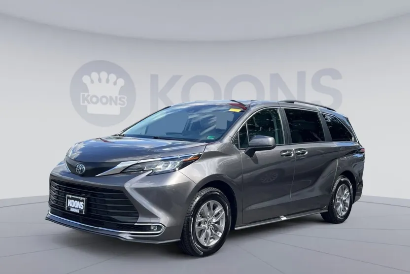 2023 Toyota Sienna XLE photo 1