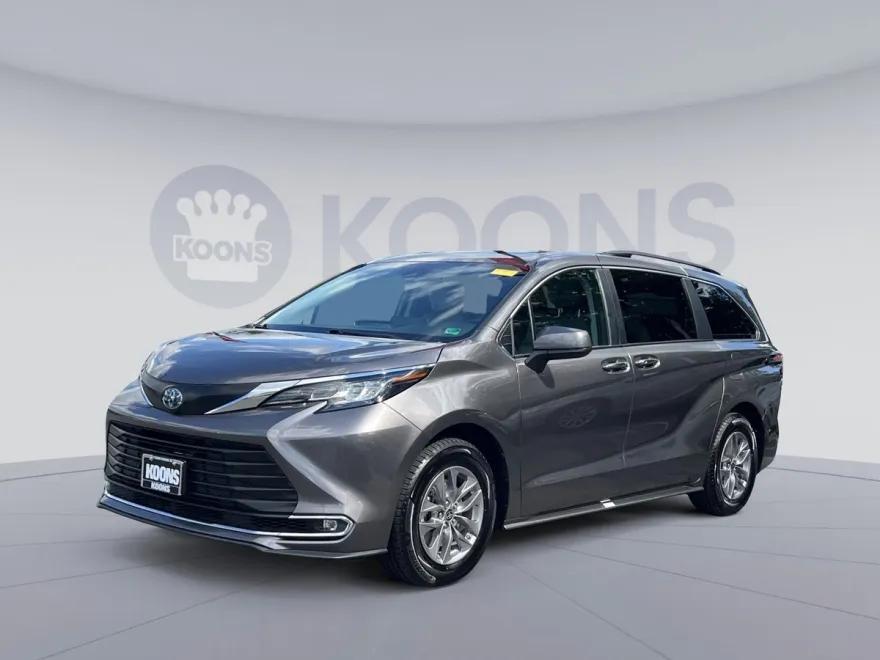 2023 Toyota Sienna XLE photo 1