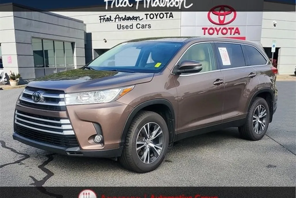 2019 Toyota Highlander LE Plus photo 1