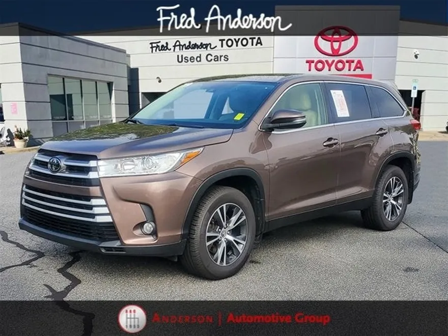 2019 Toyota Highlander LE Plus photo 1