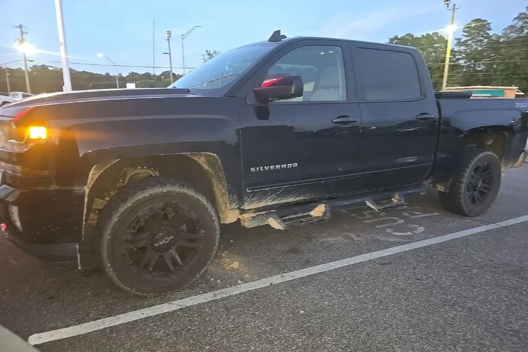 2017 Chevrolet Silverado 1500 LT photo 1