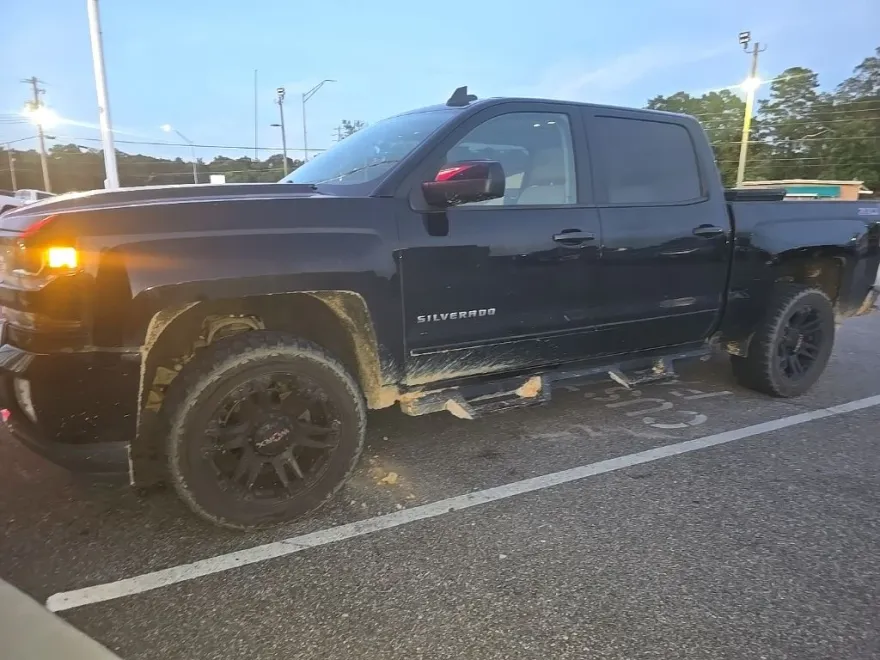2017 Chevrolet Silverado 1500 LT photo 1