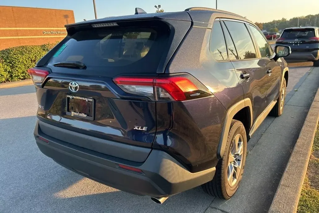 2023 Toyota RAV4 XLE photo 1