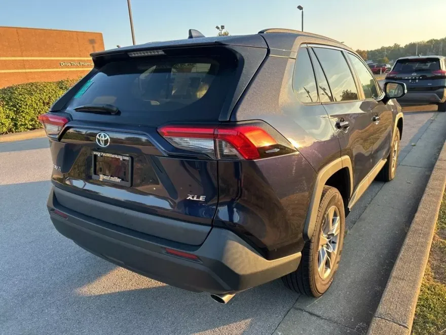 2023 Toyota RAV4 XLE photo 1