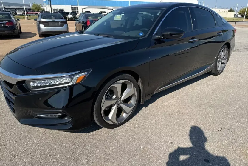 2018 Honda Accord Touring photo 1