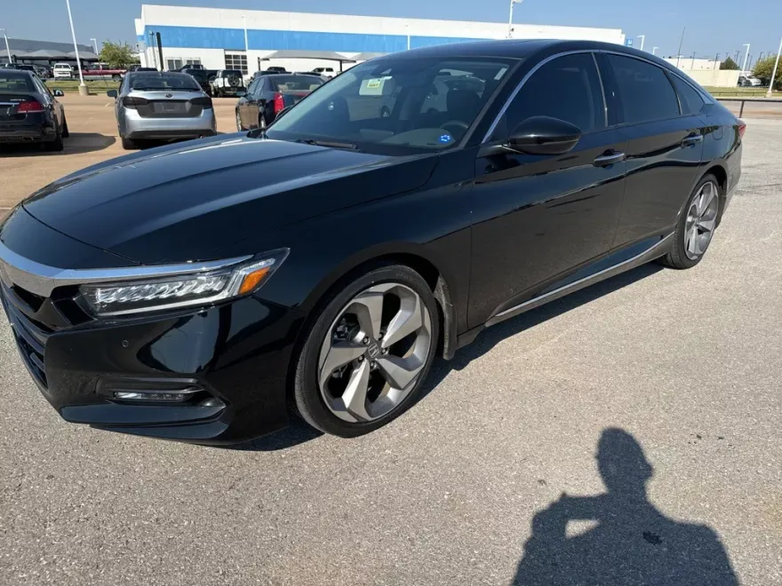 2018 Honda Accord Touring photo 1