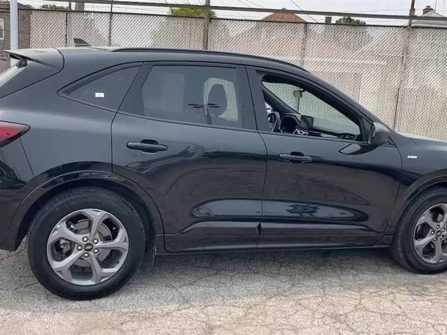 2024 Ford Escape ST-Line photo 1