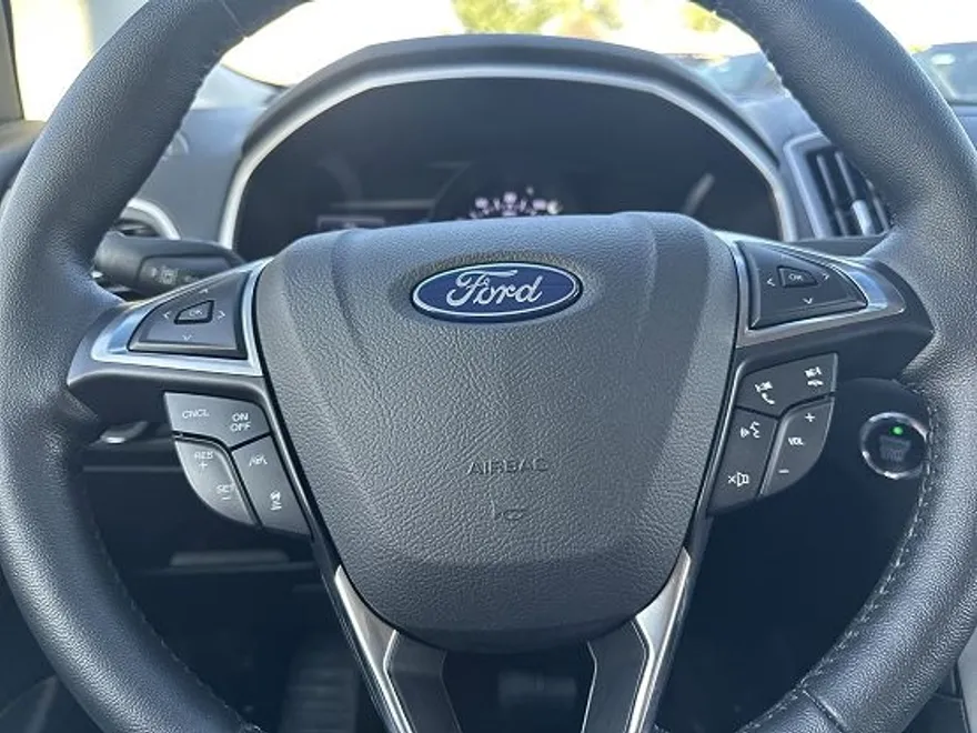 2020 Ford Edge SEL photo 1