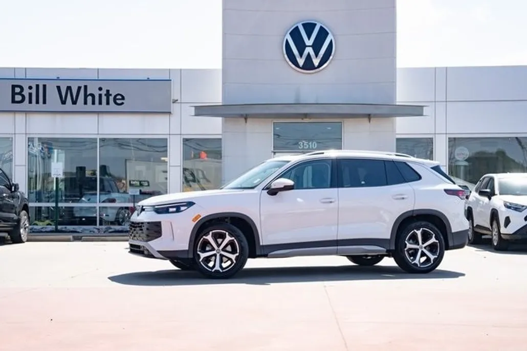 2025 Volkswagen Tiguan SE photo 1