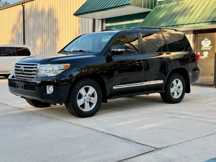 2013 Toyota Land Cruiser VX photo 1